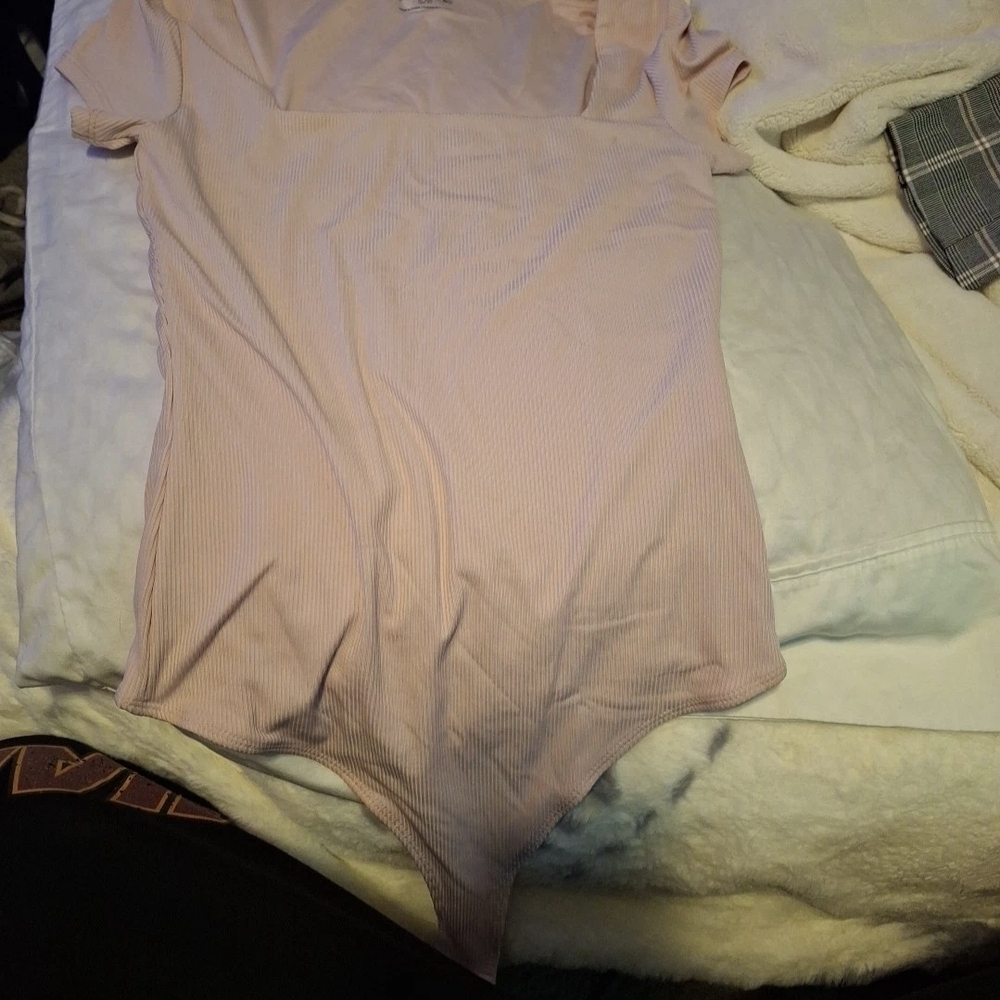Ribbed Short-Sleeve Bodysuit in Light Pink